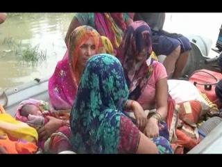 बाढ़ में फंसी रही महिला, एंबुलेंस नहीं पहुंचने पर नाव में दिया बच्चे को जन्म