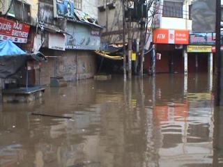 प्रदेश में भारी बारिश से नदियों ने मचाई तबाही, सेना पहुंचा रही खाने-पीने का सामान