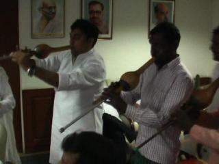 कांग्रेस के निगम पार्षद ने मेयर के दफतर में बीन बजाकर किया प्रदर्शन