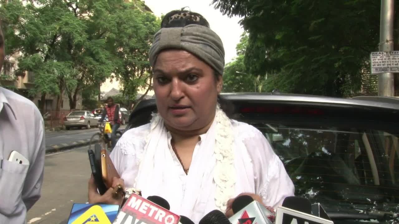 Dolly Bindra BLASTS Indian Producers For Choosing Pakistani Artists