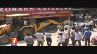 GHMC Demolish Illegal Construction at Kukatpally Road No2 | Hyderabad | iNews