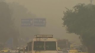 पटाखों के धुएं से दिल्ली पर धुंध की चादर