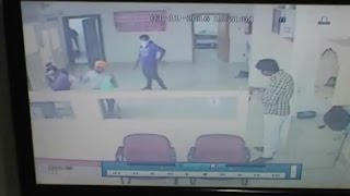 पिस्तौल की नोंक पर फ़िल्मी स्टाइल में बैंक के अंदर लूट, CCTV में कैद