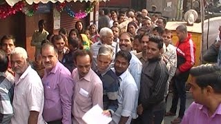 दिल्ली : पुराने नोटों को बदलने को लेकर बैंकों के बाहर लगी भारी भीड़