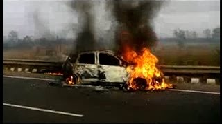 चलती कार में अचानक लगी आग, युवक ने गाड़ी से कूदकर बचाई जान