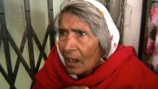 दिल्ली : पुराने नोट बदलवाने के लिए रात से लाइन में लगी है 85 साल की बुजुर्ग महिला