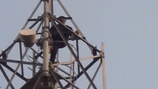 देखिए- रिलायंस के टावर पर चढा मानसिक रूप से परेशान युवक