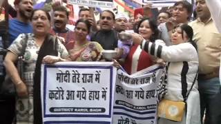 Delhi Traders Doing "Katora March" & Protest against Demonitization at Karol Bagh