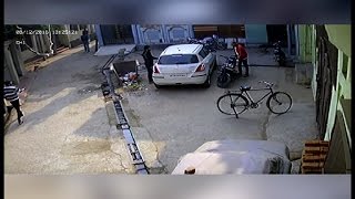देखते ही देखते गाड़ी उड़ा ले गए चोर, देखें लाइव वीडियो