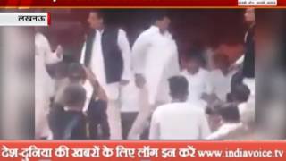 watch akhilesh yadav video when he is angry on mulayam singh