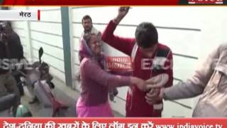 woman beating a man slippers in meerut