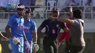Fan touches Dhoni's feet during warm-up match vs England