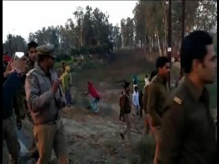 हंगामा कर रहे ग्रामीणों पर पुलिस ने की फायरिंग