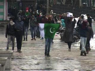 पाकिस्तानी झंडे के साथ श्रीनगर में ज़ायरा का विरोध