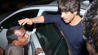 Shahrukh Khan's Heart Melting Gesture Towards A BEGGAR