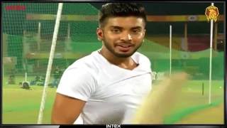Gujarat Lions | Team Owner Keshav Bansal tries his hand at Cricket