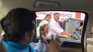 Sachin Tendulkar in the traffic going for ipl match giving advice to the people,Must Watch