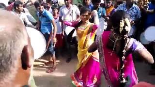 2 Tamil Girls Marana Kuthu dance in public - viral video