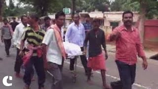 Father carries daughter's dead body after hospital refuses ambulance