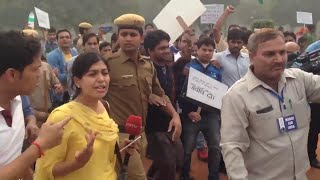 #MarchForIndia: Participants hoot & jeer at a female NDTV reporter