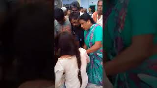 वाराणसी के मीराघाट पर चोरी के आरोप में भीड़ ने महिला को बेरहमी से पीटा