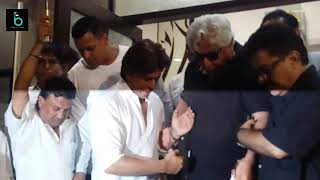 Shahrukh Khan Got Emotional With Aziz Mirza  At Kundan Shah Prayer Meet