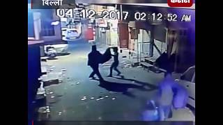 दिल्ली : गोविंदपुरी इलाके में लूट, CCTV में कैद हुई वारदात