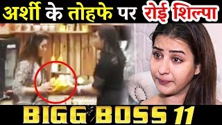 Shilpa Shinde Gets EMOTIONAL Because Of Arshi Khan's Christmas Gift | Bigg Boss 11