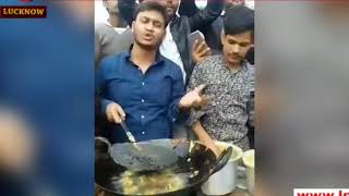 छात्रों ने पकोड़ा बेच कर पीएम मोदी के बयान का किया विरोध