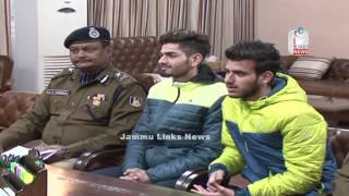 Two Kashmiri young football players call on CM