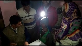 अंधेरे में शा‍मली का जिला अस्‍पताल, मोमबत्‍ती और मोबाइल की रोशनी में मरीज का इलाज