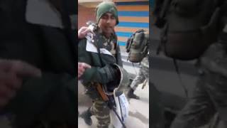 KASHMIR | Jawan, Slapped And Kicked By Mob In Srinagar, Calmly Walks On In Video