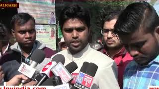 छात्र दिलीप सरोज की हत्या को लेकर AMU में धरना प्रदर्शन