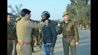 J&K police distributes helmet to bikers riding without it