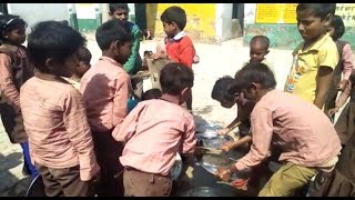 यूपी के सरकारी स्कूलों का हाल-बच्चे धुल रहे हैं बर्तन