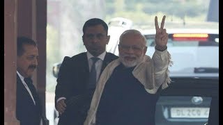 Gujrat Election - PM Modi flashes 'victory' sign || दिखाई जीत की खुशी