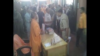 गोरखपुर: सीएम योगी की जनता दरबार, फरियादियों की लगी कतार