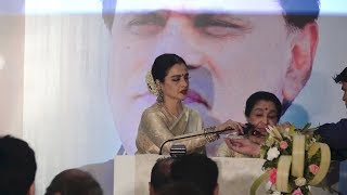 Rekha touches Asha’s feet at Yash Chopra award