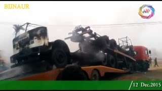 हाई टेंशन तार की चपेट में आने से 2 ट्रकों में लगी भीषण आग- वीडियो