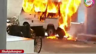 मारुति वैन मे धमाके के साथ लगी आग, ड्राइवर फरार