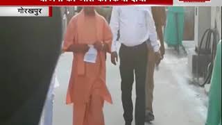 CM योगी ने गोरखपुर में डाला अपना वोट