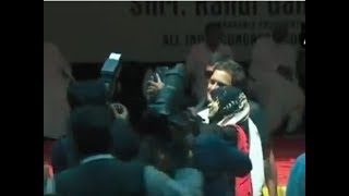 लड़की ने की सेल्फी की दरख्वास्त, मंच से नीचे उतर आए राहुल गांधी