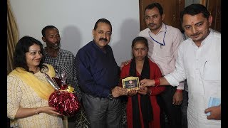 Dr Jitendra felicitates Udhampur's 'Swachhta Icon' girl