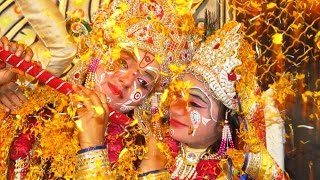 Radha-Krishna ke sath phoolon ki holi