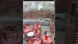 दिल्ली बुराड़ी धरेलू सिलेंडरों से गैस चोरी पकड़ी:  Live theft LPG Cyllender