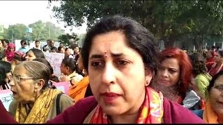 Sansad Mai mahila arakashan Ko lekar Rajiv chowk par mahilon ka march
