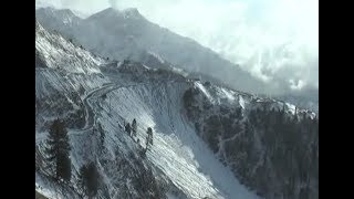 कश्मीर में बर्फबारी से मौसम हुआ गुलजार, श्रीनगर-लेह मार्ग बंद