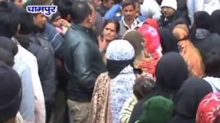 धामपुर में बैंको के बाहर खड़े लोगो ने कैश न मिलने पर किया हंगामा