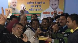 भाजपा व सपा के कार्यकर्ताओं ने मनाई खुशी