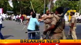 AMU के छात्रों पर पुलिस ने किया लाठीचार्ज